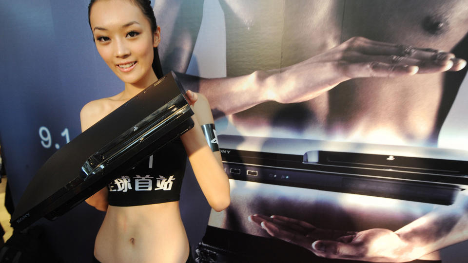 TYNNERE - MEN IKKE BILLIGERE: Her holder en modell fra Hong Kong opp den nye PlayStation 3-modellen, som kommer i salg neste tirsdag. AFP PHOTO/MIKE CLARKE