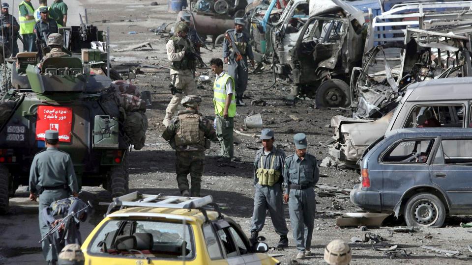 BLODIG �R: Afghanske sikkerhetsstyrker og ISAF-soldater fra NATO sikrer etter �sted etter at en selvmordsbomber kj�rte fors�kte � kj�re inn i en kortesje fra NATO. To ble drept og flere skadd i angrepet tidligere denne m�neden. Foto: EPA/SCANPIX