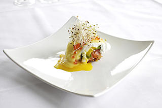 FORRETT: R�kt laks p� r�sti, med posjert egg og hollandaise. FOTO: Ole C. H. Thomassen