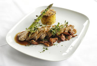 HOVEDRETT: Svinefilet marinert med rosmarin, hvitl�k og timian og balsamico. Servert med Parmesangratinert k�lrabi, gr�nn asparges og stekte lokale kantareller . R�dvinsredusert skysaus.