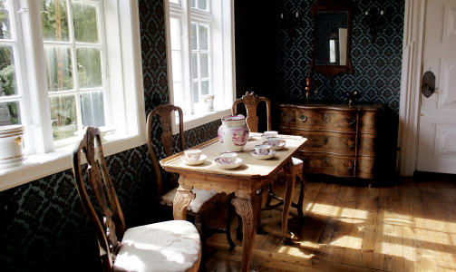 LEKVEHUSET: Herskapshuset fra Lekve p� Voss er restaurert innvending og utvendig slik det fremsto rundt 1750 - 1760. Det viser kontinental kultur og luksus samtidig som folk bode i �restuer og under samme tak som buskapen p� mange av husmannsplassene.