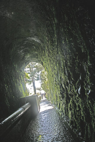 HUSK LYKT!: Flere steder g�r vannveiene inn i tunneler som er bygd for h�nd. I denne tunnelen er vannet ledet i r�r, fordi det skjedde flere ulykker der vimsete turister falt i bekken.