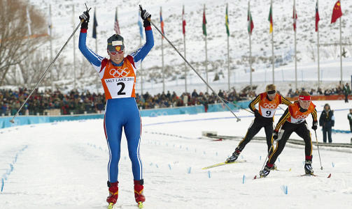 TRE OL-GULL: Her jubler Julia Tsjepalova over OL-gullet hun vant i Salt Lake i 2002. Hun vant ogs� gull i Nagano 1998 og Torino 2006. Foto: EPA