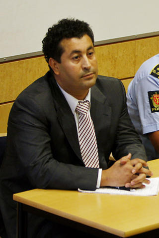 HANIS TALSMANN: Advokat Abdelilah Saeme representerer Hani. Tidligere i dag redegjorde han for bakgrunnen for at 28-�ringen har latt seg p�gripe, p� en pressekonferanse i regi av politiet. Foto: ERLING H�GELAND/DAGBLADET