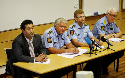 REDEGJORDE: F.v. Hanis advokat Abdelilah Saeme, kriminalsjef Bj�rn Andersen, inspekt�r Ernst Rosseb� og politimester Geir Gudmundsen orienterte om bakgrunnen for at Jusuf Hani lot seg p�gripe i g�r. Foto: ERLING H�GELAND/DAGBLADET