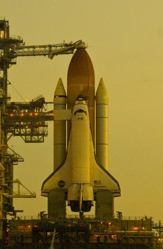 SOLA OPP OVER DISCOVERY: Dagbladet fikk bes�ke oppskytingsplattform 39A p� Kennedy Space Center i g�r morges. Foto: GEIR BARSTEIN