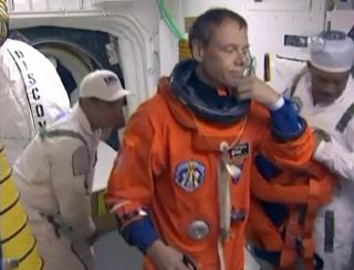 M�TTE G�: Uberegnelig v�r f�rte til at Fuglesang og besetningen m�tte avbryte oppskyta p� mandag. Her er svensken p� vei ut av ferja etter at avlysningen var et faktum. Foto: NASA TV/Scanpix