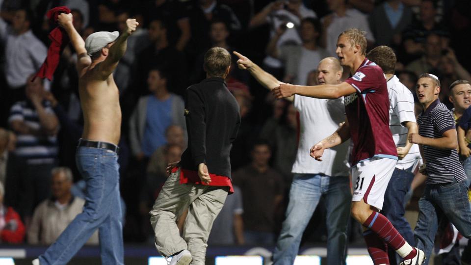 STORMET BANEN: West Hams Jack Collison pr�ver � f� supporterne til � forlate banen, etter at de l�p inn for � feire utlikningsm�let til Hammers. Foto: REUTERS
