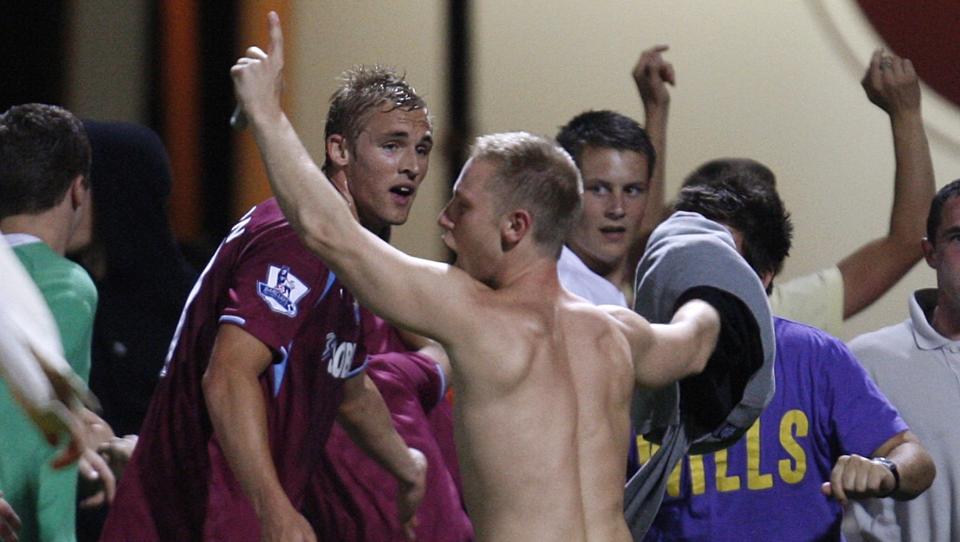 KNUST: West Hams Jack Collison valgte � spille kampen mot Millwall til tross for at han mistet faren sin i en motorsykkelulykke i helga. Under kampen ble han tvunget til � trygle banestormende fans om � komme seg tilbake p� tribunen. Collison forlot banen oppl�st i t�rer. Foto: SCANPIX/REUTERS/Stephen Hird