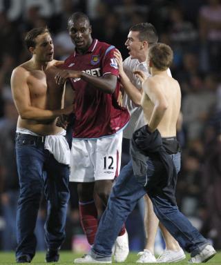 STYGGE SCENER: Episodene inne p� og utenfor Upton Park kommer helt sikkert til � f� etterspill. Foto: REUTERS