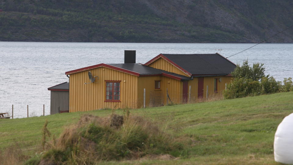 BOLIGEN: If�lge Tana kommune bor fiskeriminister Helga Pedersen ulovlig i boligen hun og mannen kj�pte i Vestertana i 2005. Hun mangler den siste tillatelsen til � ta den i bruk etter at hun gjorde om hytta til bolig. Foto: Hans Arne Vedlog