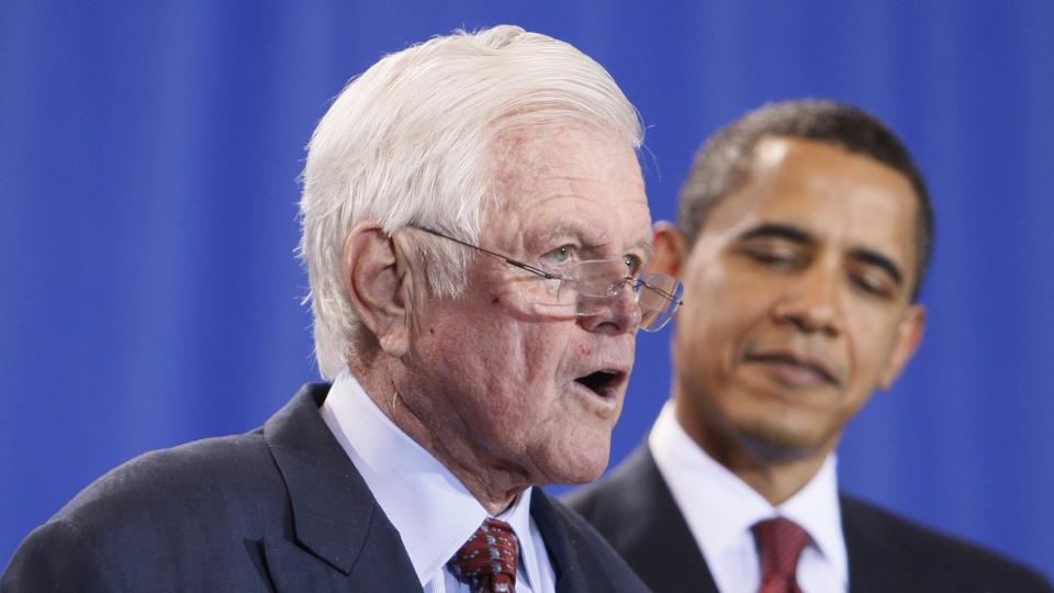 BLE 77 �R: Senator Edward Kennedy er d�d, if�lge den amerikanske TV-stasjonen CNN. Her er han avbildet med president Barck Obama tidligere i �r. Foto: AP/Scanpix