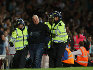SANKSJONER: Flere ble arrestert i g�r kveld, og begge klubbene risikerer n� store b�ter. I tillegg kan deler av Upton Park bli stengt. Foto: SCANPIX/AP/Nick Potts