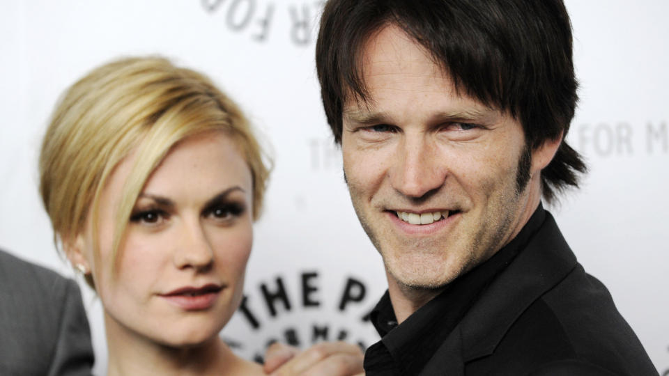 KJ�RLIGHET P� JOBBEN: Anna paquin falt for den 12 �r eldre Stephen Moyer som ogs� spiller kj�resten hennes i �True Blood�. N� forteller kollegene at de ikke visste noen ting. Foto: SCANPIX