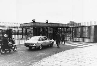 WAPPING I LONDON: Her satte Rupert Murdoch opp nytt, moderne avishus i 1986. Han sa opp rundt 6000 grafikere som f�lge av omleggingen til elektronisk produksjon. Foto: NTB / Press Association