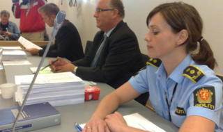 FENGSLINGSM�TE: Fredag ble de to nye siktede i saken fremstilt for varetektsfengsling i Gl�mdalen tingrett. De fikk to uker hver. N�rmest politiadvokat Iren Johnsen Dahl og politietterforsker Ingar H�ye. Foto: �istein Norum Monsen