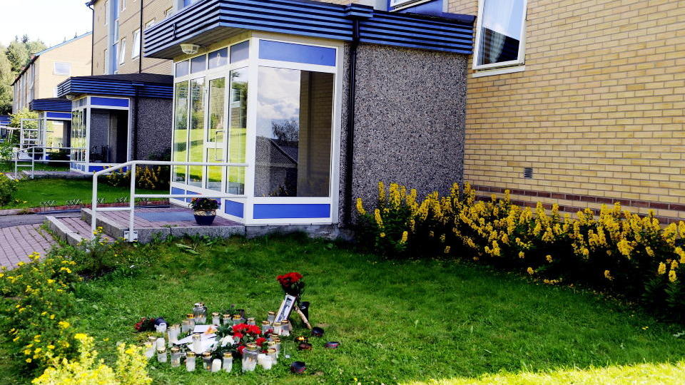 BLE FUNNET HER: Her utenfor en eldrebolig i Kongsvinger ble 18-�rige Lars Erik Flem Andersen funnet av beboere. Han hadde skader etter flere knivstikk i bryst- og halsregionen og i hodet. Foto: ERIK BERGLUND