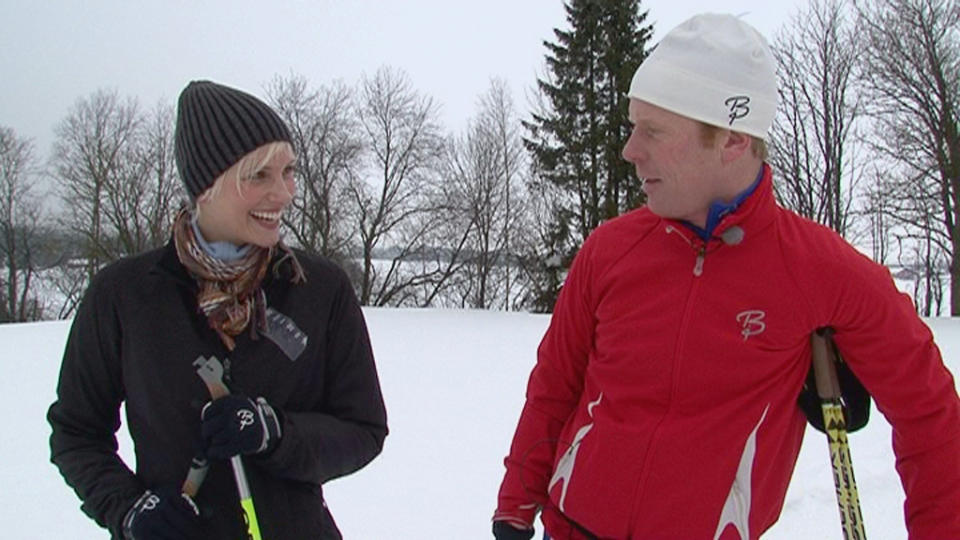 FIKK KJEFT: Mens Daniel Franck sjekka opp Mariann Thomassen (eller omvendt) for s� � trekke seg fra Elixir, konsentrerte Bj�rn D�hlie seg om � gi Anne Rimmen strykkarakter n�r hun m�tte opp med et par ski merket med klasse 6B og ullue. I dag ble alle kjendisdeltakerne klare i NRKs h�stprogram. Foto: NRK