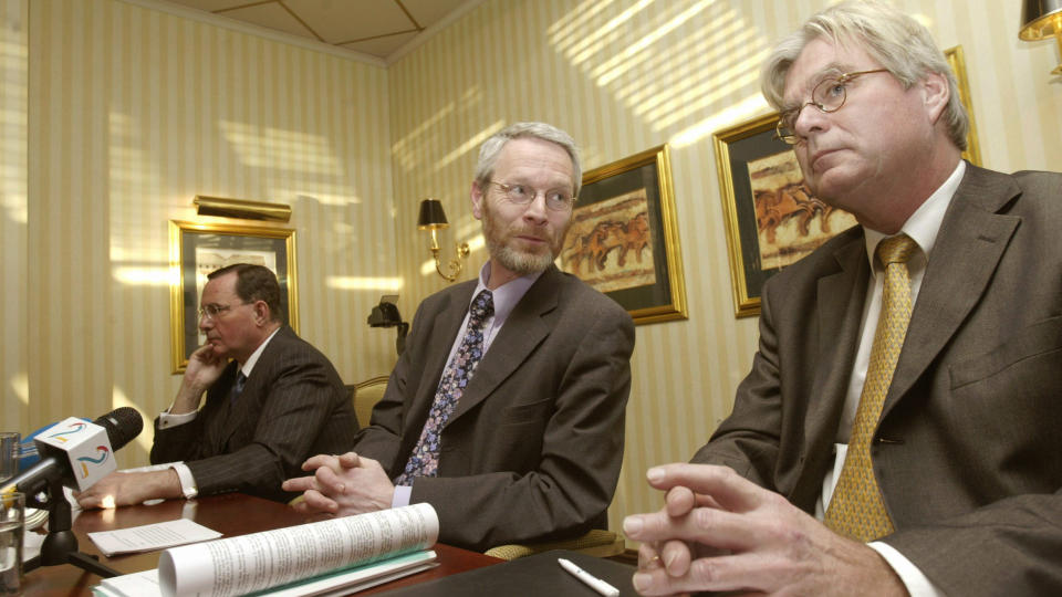 PROFESSOR: Professor dr. juris K�re Lilleholt ledet i 2002 utvalget som ble engasjert for � granske forvaltningen av og oppfyllelsen av opplysningsplikten i Kv�rner ASA. Her sammen med f.v.: advokat Carl J. Hambro og sivil�konom Tore J.Fjell. FOTO: SCANPIX