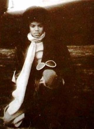 14 �R: Michael Jackson helt nederst til h�yre p� omslagsbildet. Sjekk pilotbrillene.