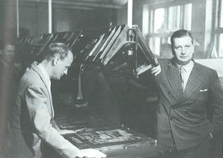 P� SETTERIET: Johan Borgen sammen med Gunnar Larsen p� setteriet i Dagbladet i 1930-�ra. Foto: Dagbladet