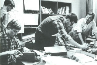 EF-KAMPEN 1972: Fem samfunnsvitere var p� jobb med skrivemaskin som arbeidsredskap p� avstemningsdagen. Foto: Dagbladet