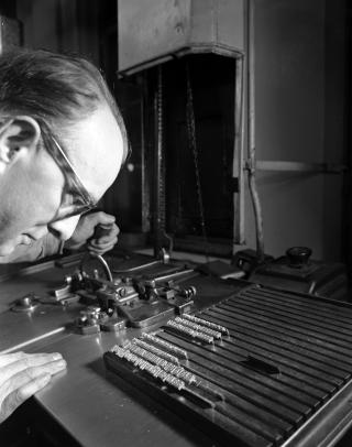 P� TRYKKERIET: Bildet fra 1953 viser hvordan vanlig tekst blir til ved hjelp av Linotype-maskin. Titlene m�tte settes for seg p� en s�kalt Ludlow-maskin, og det gikk ikke s� fort. To mann var i fullt arbeid med � sette overskrifter hele natta. Var det en virkelig knallsensasjon som krevde riktig store tittelbokstaver, m�tte overskriften settes for h�nd. 
 FOTO: SVERRE A. B�RRETZEN / AKTUELL / SCANPIX