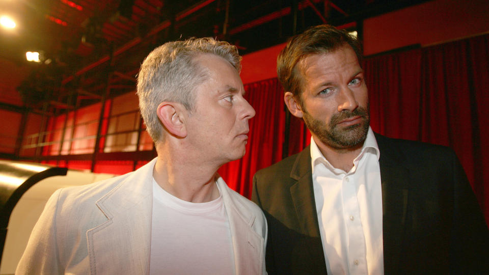 G�R L�S P� SESONG 20: Knut N�rum og en for anledningen ubarbert Jon Almaas er nok en gang klare med Nytt p� nytt. Linn Sk�ber var ikke tilstede p� NRKs h�stslipp i dag. Foto: STELLA PICTURES