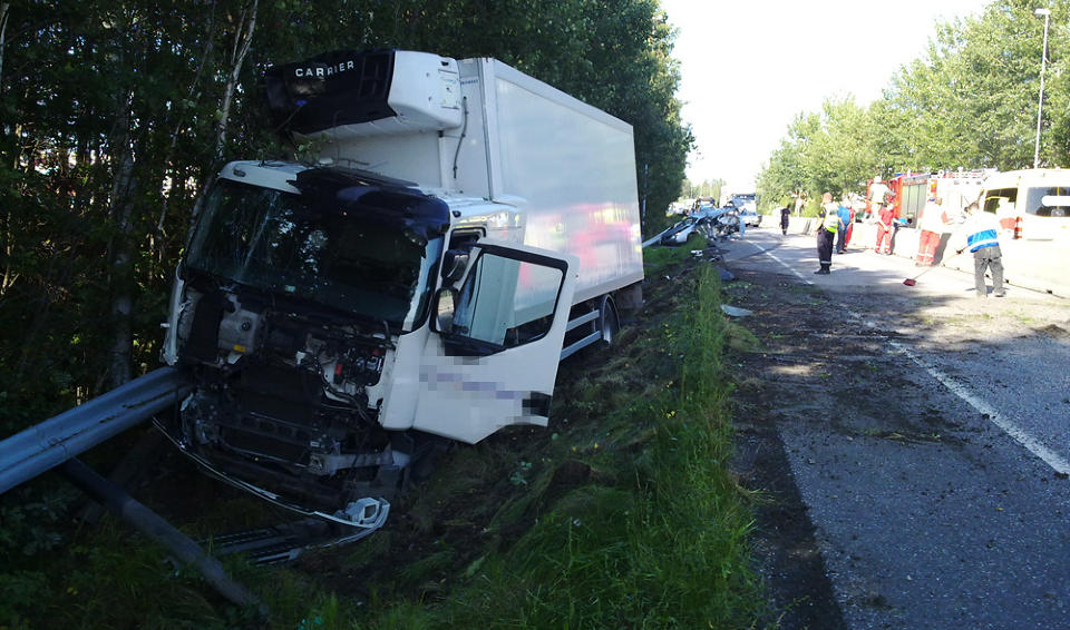 I GR�FTA: Lastebilen endte i gr�fta, angivelig etter � ha kj�rt inn i personbilen (bak). Foto: LASSE LJUNG