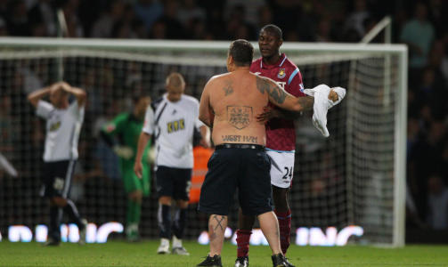 VIL STUDERE BILDENE: Klubbene, fotballforbundet og britisk politi skal n� g� gjennom alt som finnes av video og bilder fra br�ket utenfor og inne p� stadion. Foto: AP