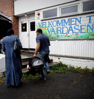 FRAM OG TILBAKE: I dag reiser Ruslan (38) fram og tilbake til asylmottaket p� Vard�sen for � passe p� kona og s�nnen. Men om de flytter sammen faller st�tten fra norske myndigheter bort og flere helsetilbud blir dyrere eller forsvinner. Det har ikke sm�barnsforeldrene r�d til. Foto: Bj�rn Langsem/Dagbladet