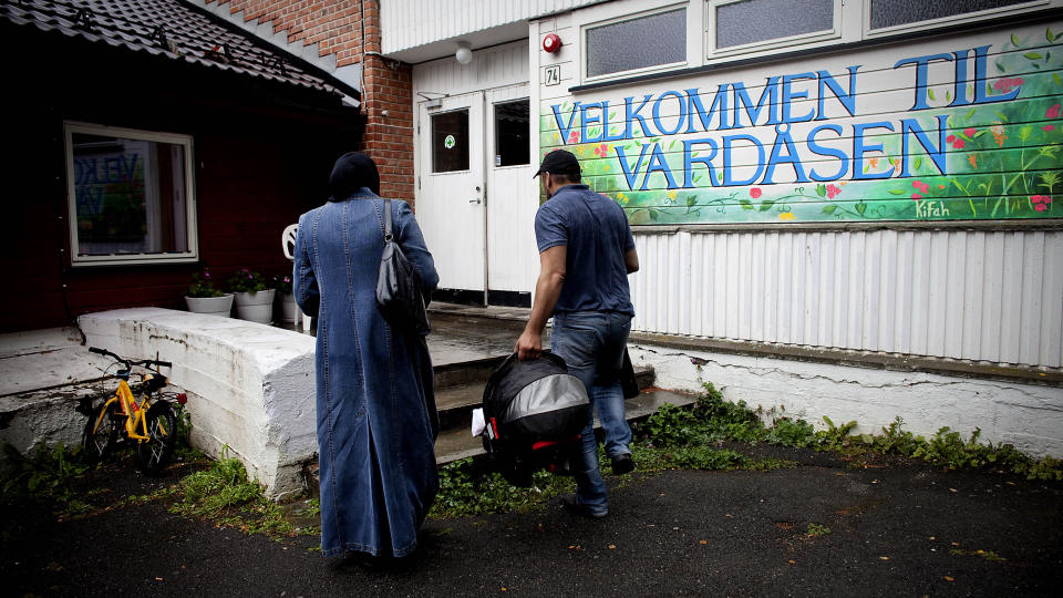 STRAFFES FOR � BO MED EKTEMANNEN: Tanzila (24) frykter de ikke har r�d til kl�r og utstyr til lille Hayrula, dersom hun f�lger hjertet og flytter hjem med ektemannen. Selv om asylmottakene er stappfulle, vil ikke staten betale ut st�tte til asyls�kere som vil bo med familie. Foto: BJ�RN LANGSEM/DAGBLADET