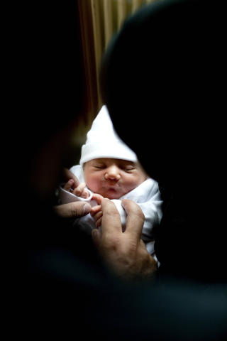 I RO: Fire dager gamle Hayrula har neppe bestemt seg for om han trives best p� mottaket eller hjemme hos pappa Ruslan, men moren hans synes det er upraktisk p� et asylmottak med felles kj�kken. Hun og mannen vil helst bo sammen i Sandvika. Foto: BJ�RN LANGSEM/DAGBLADET