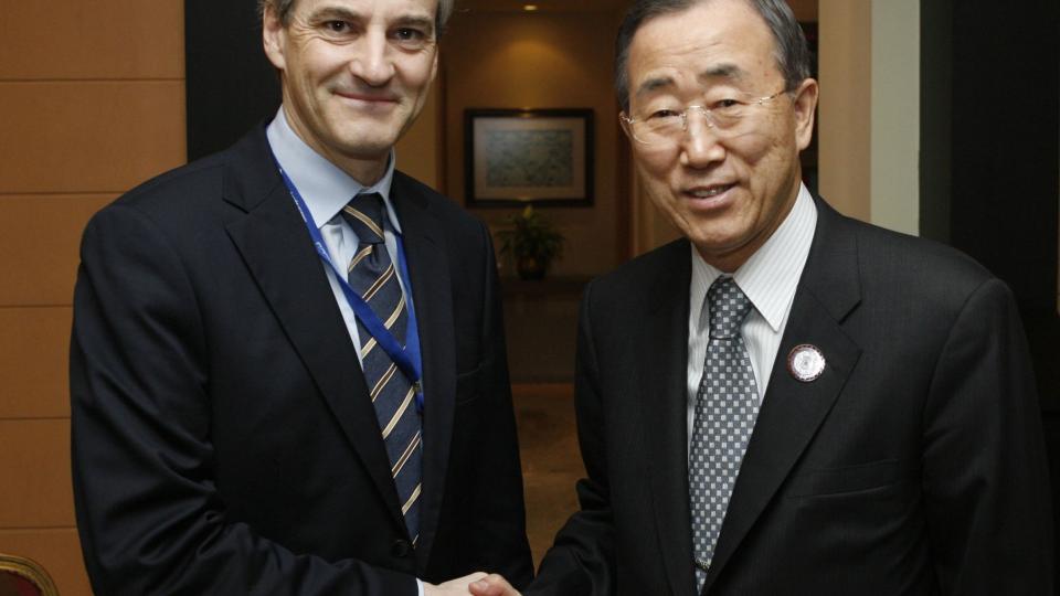  HAR SNAKKET UT:  - Jonas Gahr St�re ringte meg tirsdag for � beklage, sa FNs generalsekret�r Ban Ki-moon til journalister i FN-hovedkvarteret i New York onsdag. Her hilser de p� hverandre f�r et m�te i Doha i Qatar 30. mars i �r. Foto: REUTERS/SCANPIX.