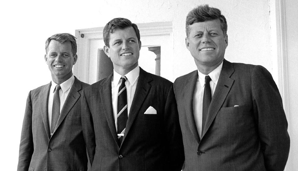BEGRAVES SAMMEN:  Edward Kennedy (i midten) poserer sammen med br�drene John F. Kennedy (til h�yre) og Robert F. Kennedy forran Det hvite hus august 1963. Senator Edward Kennedy begraves ved siden av sine br�dre p� �reskirkeg�rden Arlington utenfor Washington. Foto:   REUTERS/Cecil Stoughton/The White House/John F. Kennedy Presidential Library/Scanpix