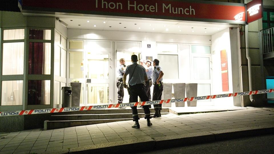 TRUSLER OG RAN:  To ranere truet ansatt og bes�kende p� Thon hotell i Munchs gate i Oslo.  De fikk med seg kassabeholdningen og en telefon. Foto: Svein Gustav Wilhelmsen