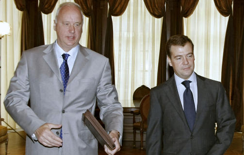 UTELUKKER IKKE:  Sjefem for de russiske p�talemyndighetenes etterforskningskomit� Alexander Bastrykin, her sammen med Dmitry Medvedev (til venstre) �pner for at bulkskipet kan ha hatt en annen last enn t�mmer. Arkivfoto: REUTERS/RIA Novosti/KREMLIN/Dmitry Astakhov