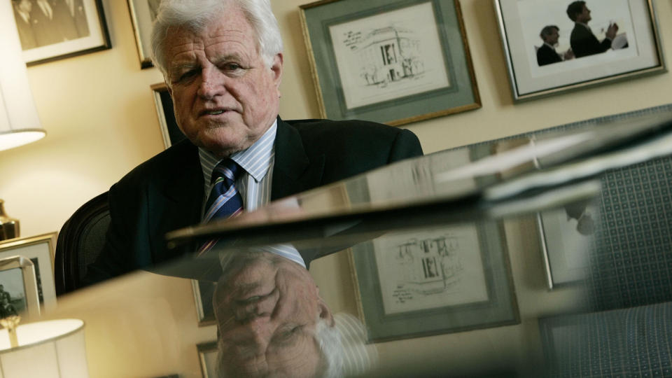 D�DE I G�R: Senator Edward Kennedy har hatt senatsmandatet til Massachusetts i n�rmere 50 �r. Det er uklart hvem som blir hans etterf�lger. Foto: FILE - In this April 7, 2006 file photo, Sen. Edward Kennedy, D-Mass. gestures while discussing his upcoming new book America Back on Track, in his office on AP/SCANPIX