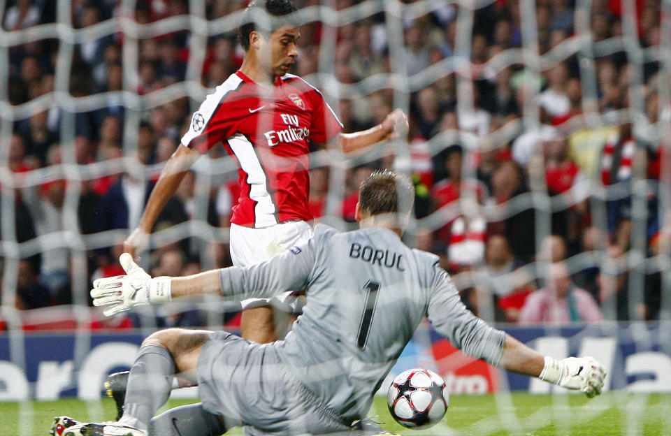 STRIDENS KJERNE: Eduardo g�r her i bakken i en duell med Celtic-keeper Artur Boruc. At Arsenal-spissen falt lett, er det ingen tvil om. Men Arsenal-manager Arsene Wenger er n� rasende over at Uefa vil straffe ham. Foto: REUTERS