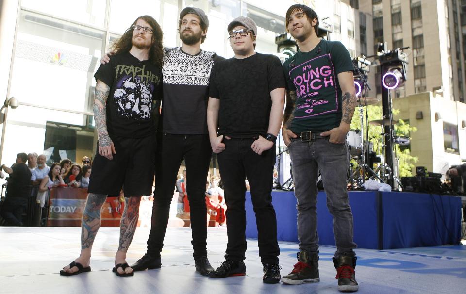 EMOPUNKERE: Men Fall Out Boy er ikke slemmere gutter enn at de tenker p� hva mamma vil si n�r de blir arrestert. Patrick Stump nummer to fra h�yre. Foto: SCANPIX