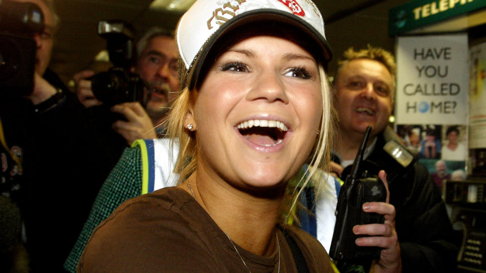 ARRESTERT: Britenes kanskje st�rste br�kmaker blant kjendisene, Kerry Katona, ble i g�r hentet av politiet hjemme i millionvillaen og siktet for blant annet vold og h�rverk. If�lge engelske aviser skjedde det etter et kafebes�k med forretningsf�reren hvor Kerry ble sv�rt sinna. Foto: SCANPIX