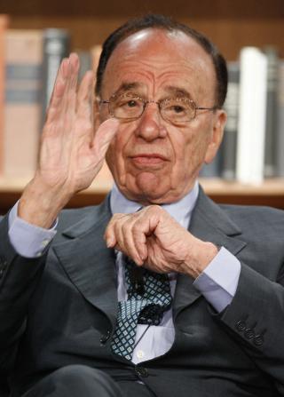 MEDIEMOGUL: Rupert Murdoch flyttet sine fire storaviser Times, Sunday Times, Sun og News of the World til nye lokaler i Wapping over natta. Han ga nesten 6000 grafikere sparken. Foto: REUTERS/Fred Prouser