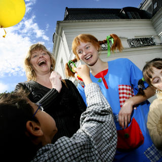 FEIRET ASTRID LINDGREN: Inger Nilsson (til venstre) under gateparaden i Oslo i forbindelse med markeringen av 100 �rsdagen for Astrid Lindgrens f�dsel. Foto: H�kon Mosvold Larsen / SCANPIX