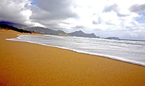 SPESIELL: Stranden p� Porto Santo er ikke som andre. Sanden har skyh�yt innhold av grunnstoffet strontium. Sammen med koraller og vulkanske bergarter, skylles den smertelindrende sanden i land p� den ni kilometer lange stranden.