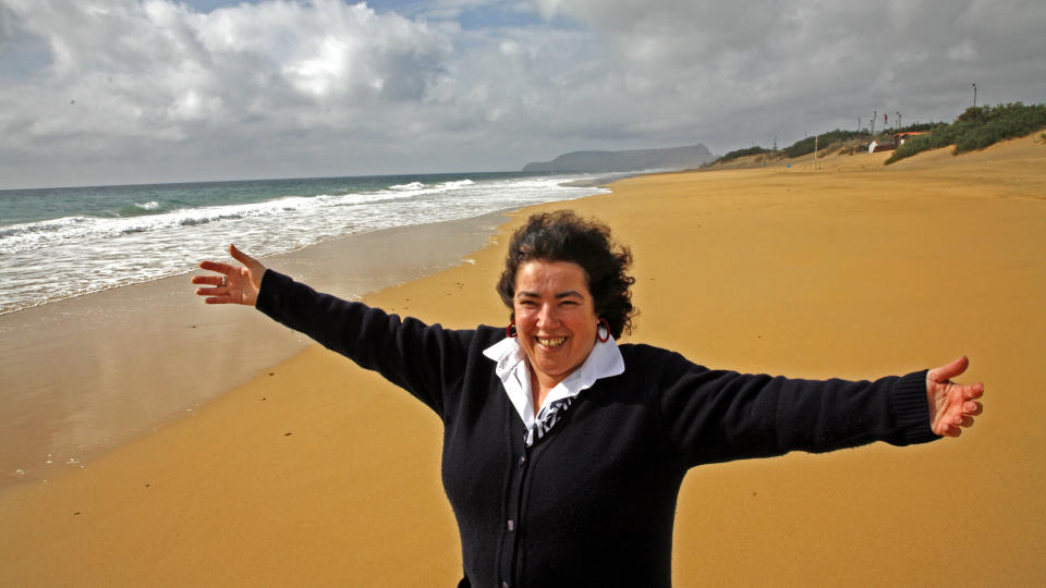 SUNN STRAND :-Her er det helsebringende � ligge i sanden, forteller Eduarda Santos p� Hotel Porto Santo. I tilknytning til hotellet er det bygd et behandlingssenter som bruker oppvarmet sand til behandling av smertepasienter. Alle foto: Eivind Pedersen