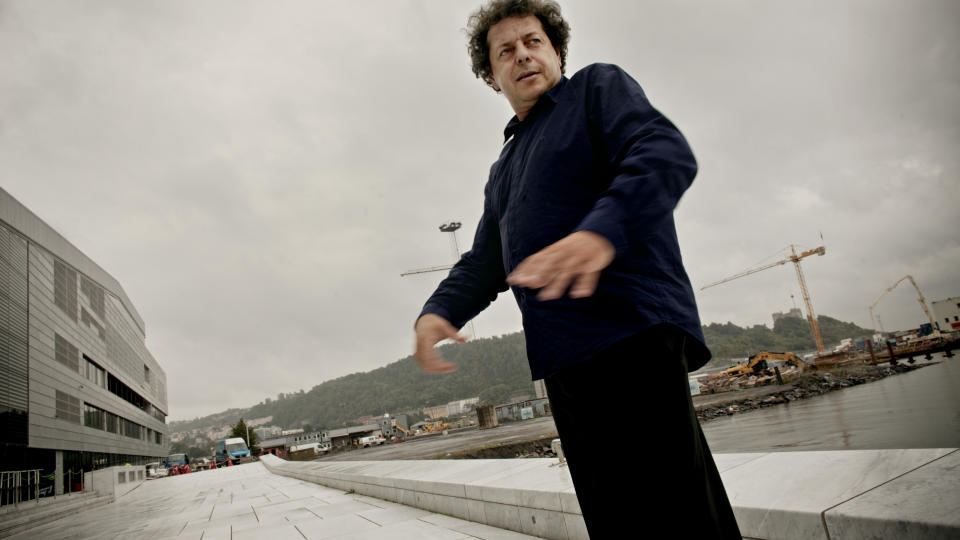 LETTET: I dag m�tte arkitekt Juan Herreros pressen etter at Oslo bystyre banket igjennom hans Munch/Stenersenmuseum. Bygningen blir plassert like bak Operaen i Bj�rvika, her til venstre i bildet. Foto: Krister S�rb�