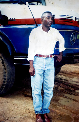 DREPT: Abedi Kasongo (30) hadde de to nordmennene som passasjerer da han ble drept i begynnelsen av mai. N� krever familien og fagforeningslederen hans til sammen 20 millioner dollar, 121 millioner kroner, i erstatning. Foto: PRIVAT/ESPEN R�ST/DAGBLADET