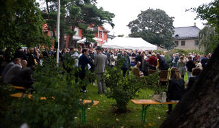 TROSSET V�RET: Det var stappfullt p� Aschehougs hagefest. Foto: Glenn Svendsen/ Stella Pictures