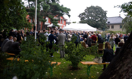 TROSSET V�RET: Det var stappfullt p� Aschehougs hagefest. Foto: Glenn Svendsen/ Stella Pictures