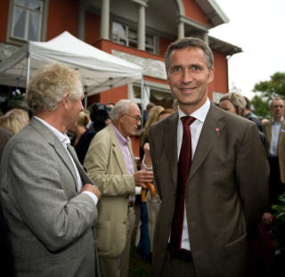  FRI FRA VALGKAMPEN:  Statsminister jens Stoltenberg tok seg tid til en liten fest. Foto: Glenn Svendsen/ Stella Pictures